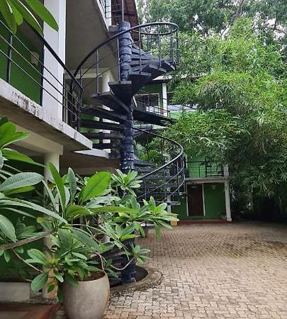 Le Tamarin Guest House Ауровил Екстериор снимка