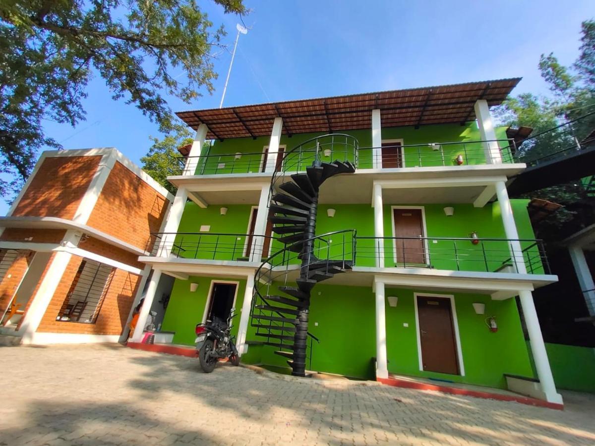 Le Tamarin Guest House Ауровил Екстериор снимка